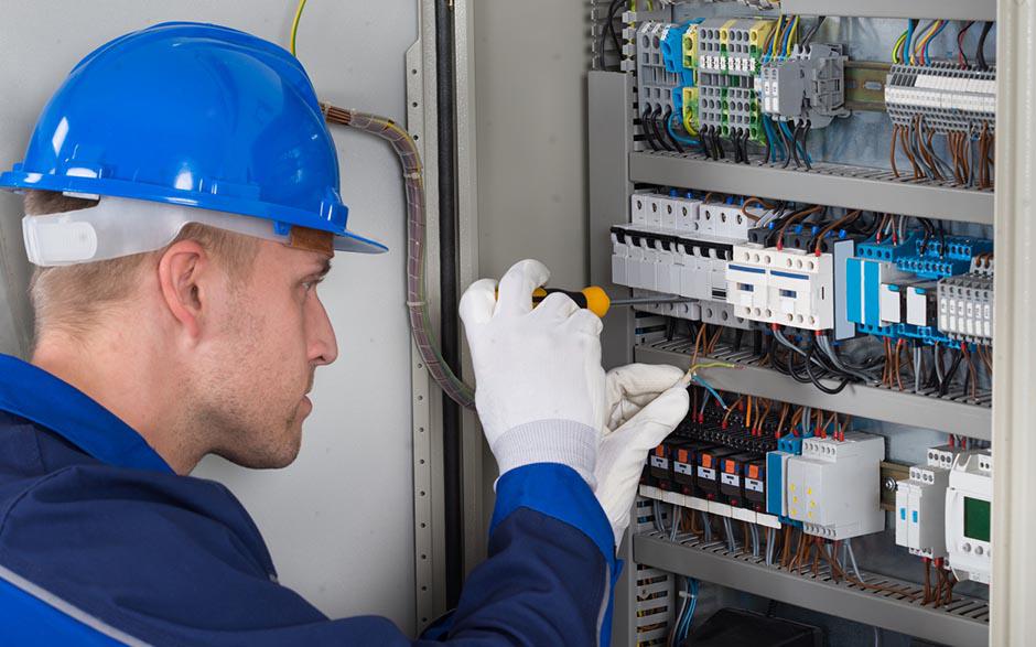 cherche électricien pas cher Évry